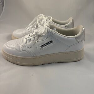 Tommy Hilfiger Dunner Sneakers with metallic silver accent, 90’s aesthetic retro